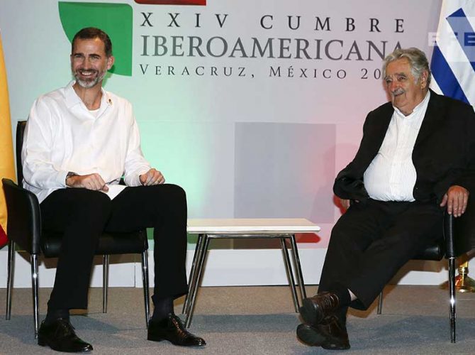 SM Felipe VI y el ex presidente de Uruguay, José Mújica en la Cumbre Iberoamericana de Veracruz de 2014.