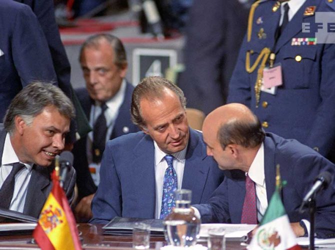 SM Juan Carlos I y el ex presidente Felipe Gonzalez durante la I Cumbre Iberoamericana