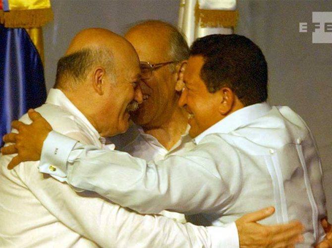 Los presidentes de Paraguay, Luis ángel González Macchi, Nicaragua, Enrique Bolaños y Venezuela, Hugo Chávez se saludan efusivamente al inicio de la XII Cumbre Iberoamericana  en República Dominicana.