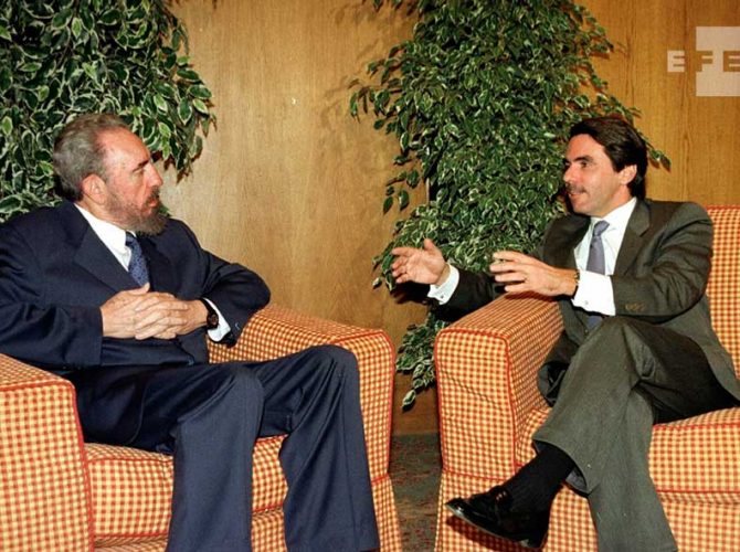 El ex presidente cubano Fidel Castro y el ex presidente español, José María Aznar.