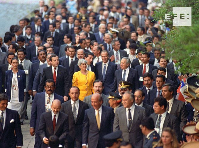 Guadalajara (México), 18-7-1991.- Mandatarios asistentes a la I Cumbre Iberoamericana se dirigen a pie al Teatro Degollado de Guadalajara, después de la sesión de apertura. EFE/Ángel Millán