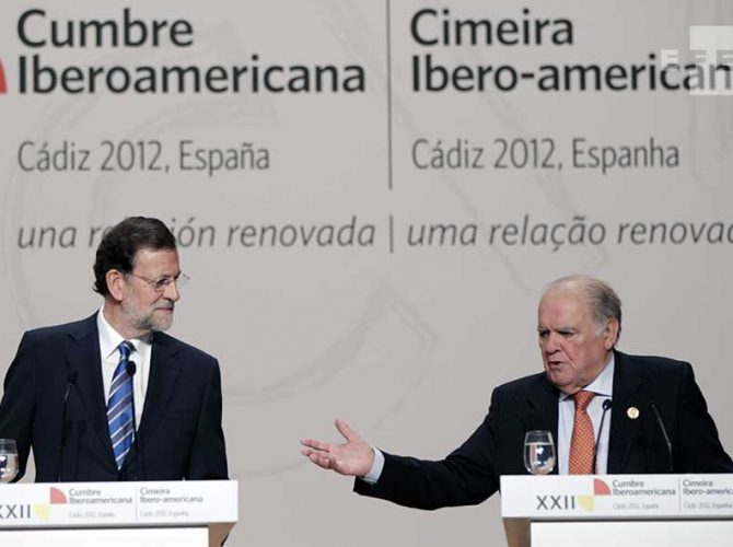 El presidente español, Mariano Rajoy y el ex Secretario General Iberoamericano, Enrique V. Iglesias durante la Cumbre de 2012 en Cádiz