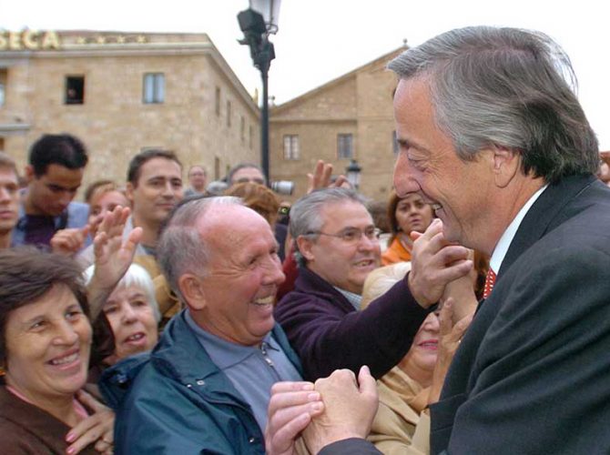 Nestor Kirchner cumprimentando os cidadãos durante a Cúpula Ibero-Americana, em Bariloche (1995)
